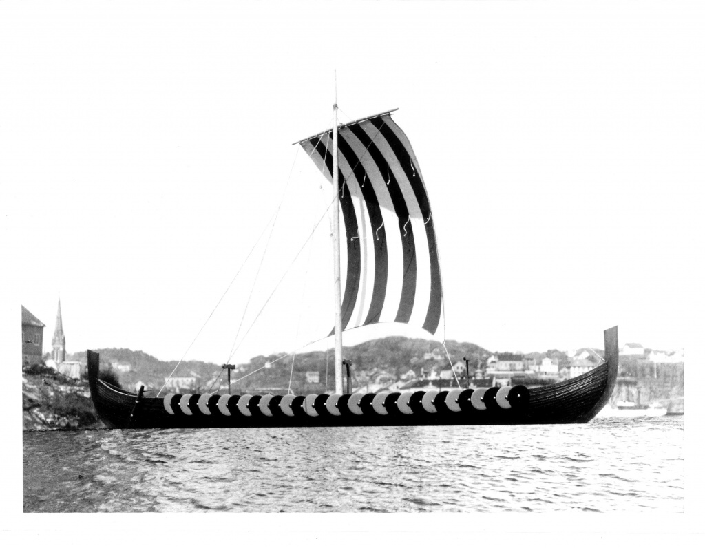 The first Gokstad copy "Viking". She sailed from Norway to Chicago to join the World exhibition I 1893. All 32 shields are on one side. The head and tail are not mounted