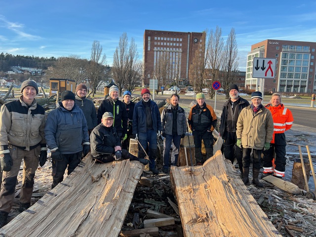 SPLITTING: How best to utilize an oak log, and how best to split it? These are among the questions we are trying to answer in collaboration with researchers and traditional craftsmen. (Photo: Steinar Hvitstein)