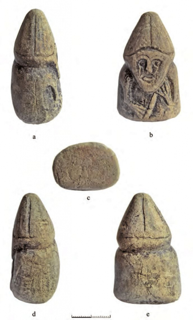 These playing pieces made from walrus tusks from the Norse board game hnefatafl were excavated in Kyiv in 2007. Discovered with them were also remnants of walrus sculls, genetically confirmed to originate in Greenland. Walrus tusks are not to be distinguished from ivory, and were a popular trading article from the north to Constantinople. (Photos: Valery Krymchak) 