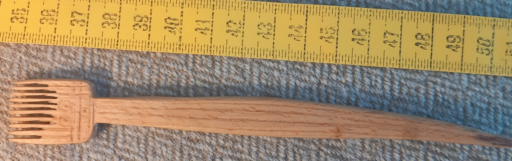 The weaving fork replica made by our boatbuilder Bård Kjølsrød for the reconstruction of the two “Wagon Procession” fragments.
(Photo: Bente Skogsaas)