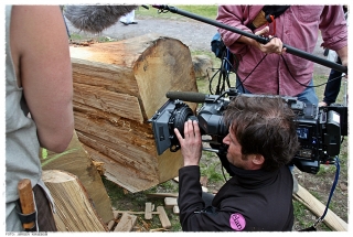 Klyvingen av eiksestokkene blir behørlig filmet. Foto: Jørgen Kirsebom