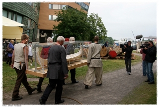 Modellen av Osebergskipet bæres ut til byggeplassen. Foto: Jørgen Kirsebom