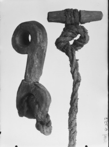 Blokk og knevle fra utgravningene av Osebergskipet. Foto: Kulturhistorisk Museum