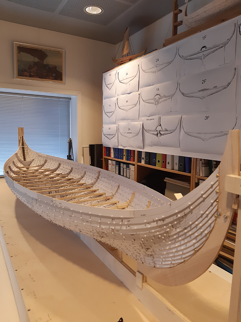 Skalamodellen av Gokstadskipet er ferdig i Roskilde Vikingeskibsmuseum