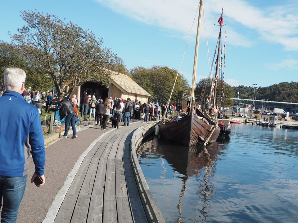 Vikingskipene som skal frakte skipsdeler mellom Sandefjord og Tønsberg, Saga farmann og Gaia, ligger ankret opp i Hesteskoen. Foto: Camilla Winnem