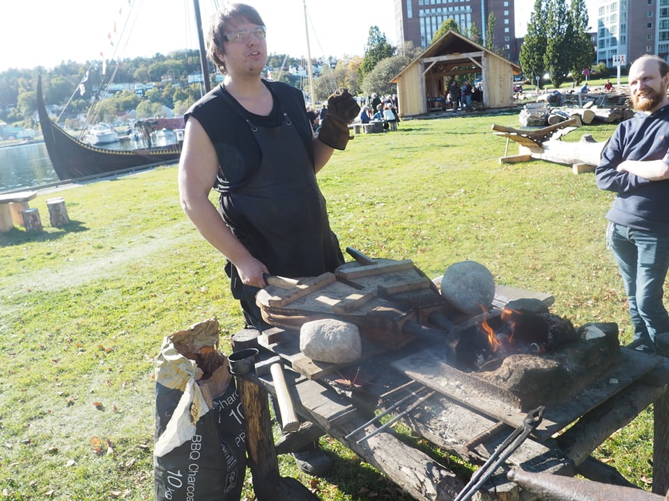 Vår vikingsmed, Kristoffer, hadde tatt med seg belg og esse fra Tønsberg. Nå venter han spent på om det blir vikingsmie i sandefjord også. Foto: Camilla Winnem