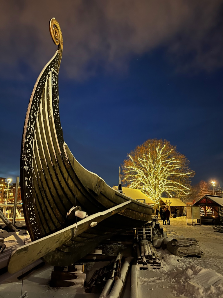 VINTERPRYD: Skipene er på land for vinteren. Snart snur sola og en ny vår venter. Lørdag 4. desember arrangerer vi julemarked her. (Foto: Trond Håvard Malvåg).