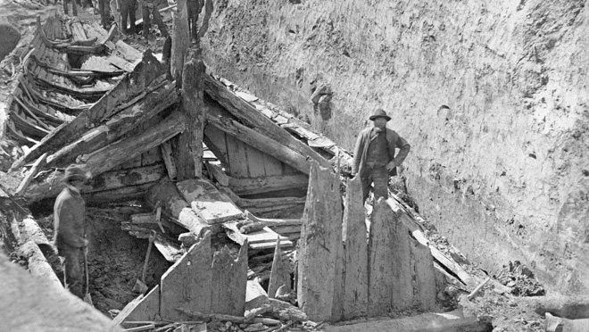 Først med utgravningen av Gokstadskipet i 1880 fikk verden sikre kunnskaper om vikingskipene. Snart skulle nye skipsfunn fra Vestfold vise at det fantes flere typer – og at de var resultat av en flere tusen år lang utvikling. (Foto: Kulturhistorisk museum/UiO).