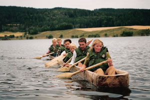 Sørumsbåten er så langt eldste båt funnet i Norge, hugget ut av en ca. 10 meter lang trestamme. Eksperimenter med denne kopien har vist at stokkebåter var langt enklere å manøvrere enn man tidligere trodde. (Foto: Villmarksleiren).