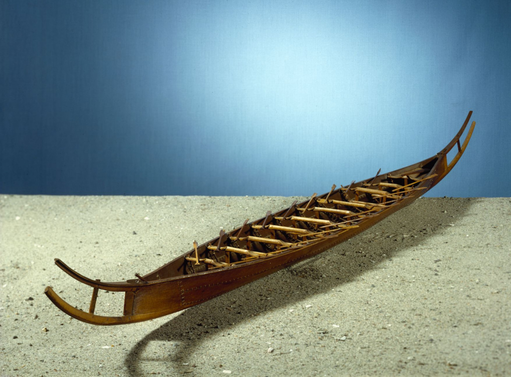 Tegning av den danske Hjortspringbåten fra ca. 300 - 400 f.Kr. Dette er den eldste klinkerbygde båten vi kjenner fra Skandinavia. I hver ende av båten var det en festeanordning for en styreåre. Båten har hatt plass til et mannskap på ca. 20. (Kilde: Wikipedia).
