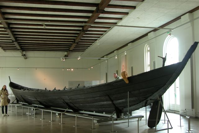 Nydamskipet er det eldste kjente roskipet i Nord-Europa, datert til ca. år 320 e.Kr. (Foto: Erik Christensen).