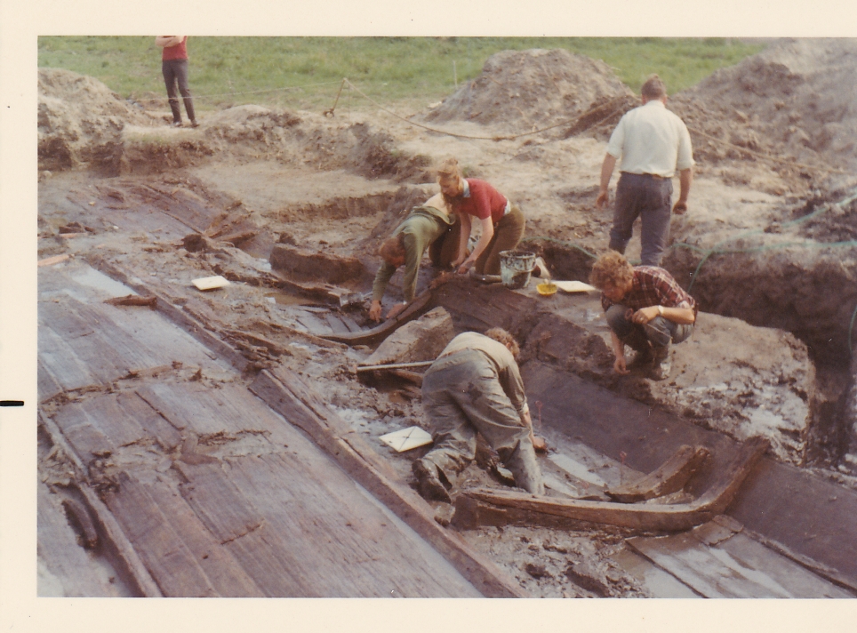 Fra utgravningen av Klåstadskipet i 1970. Skipet bidro bl.a. til å øke forståelse for at det fantes ulike typer vikingskip. Klåstadskipet var en knarr  - bygget for last. (Foto: Ukjent)