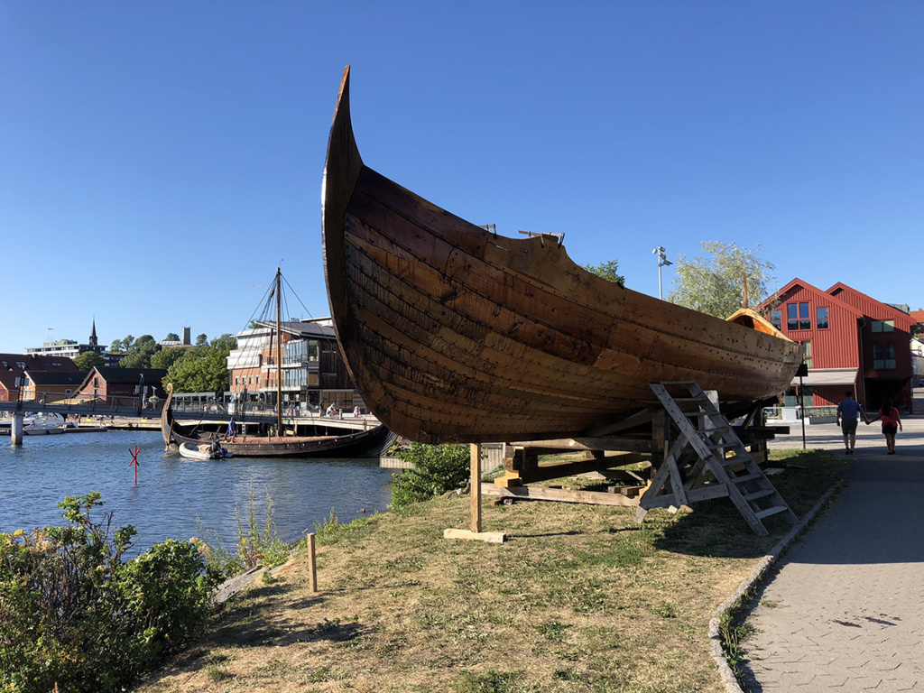 To av tre mer eller mindre velbevarte vikingskip fra Vestfold er nå kopiert av Stiftelsen Nytt Osebergskip, og i 2021 startet byggingen av det tredje – Gokstad. Klåstadskipet nærmest, Oseberg bak. (Foto: Einar Chr. Erlingsen).