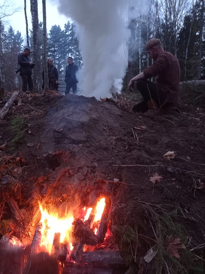 Fra produksjonen av trekull i Telemark i november. Det ble brent trekull i grop, i motsetning til flatmarksmile. Resultatet ble ca. 12 kubikkmeter førsteklasses trekull. (Foto: Kjetil Øybakken).