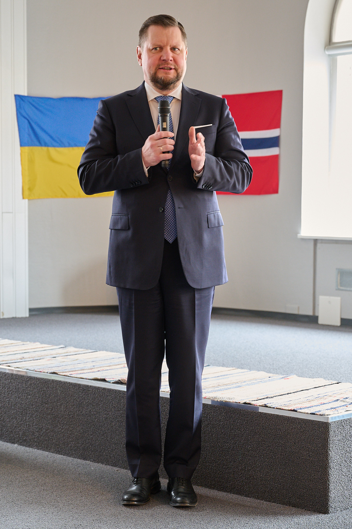 Ukrainas ambassadør Vlacheslav Yatsluk gratulerte og takket alle som har bidratt til å virkeliggjøre den nye møteplassen. Foto: Willy Fredriksen