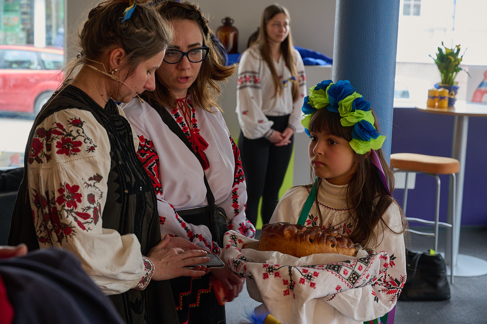 Åpningen ble dominert av vakre ukrainske folkedrakter og tradisjoner. Den som vil lære mer kan bare oppsøke det nye senteret. Foto: Willy Fredriksen