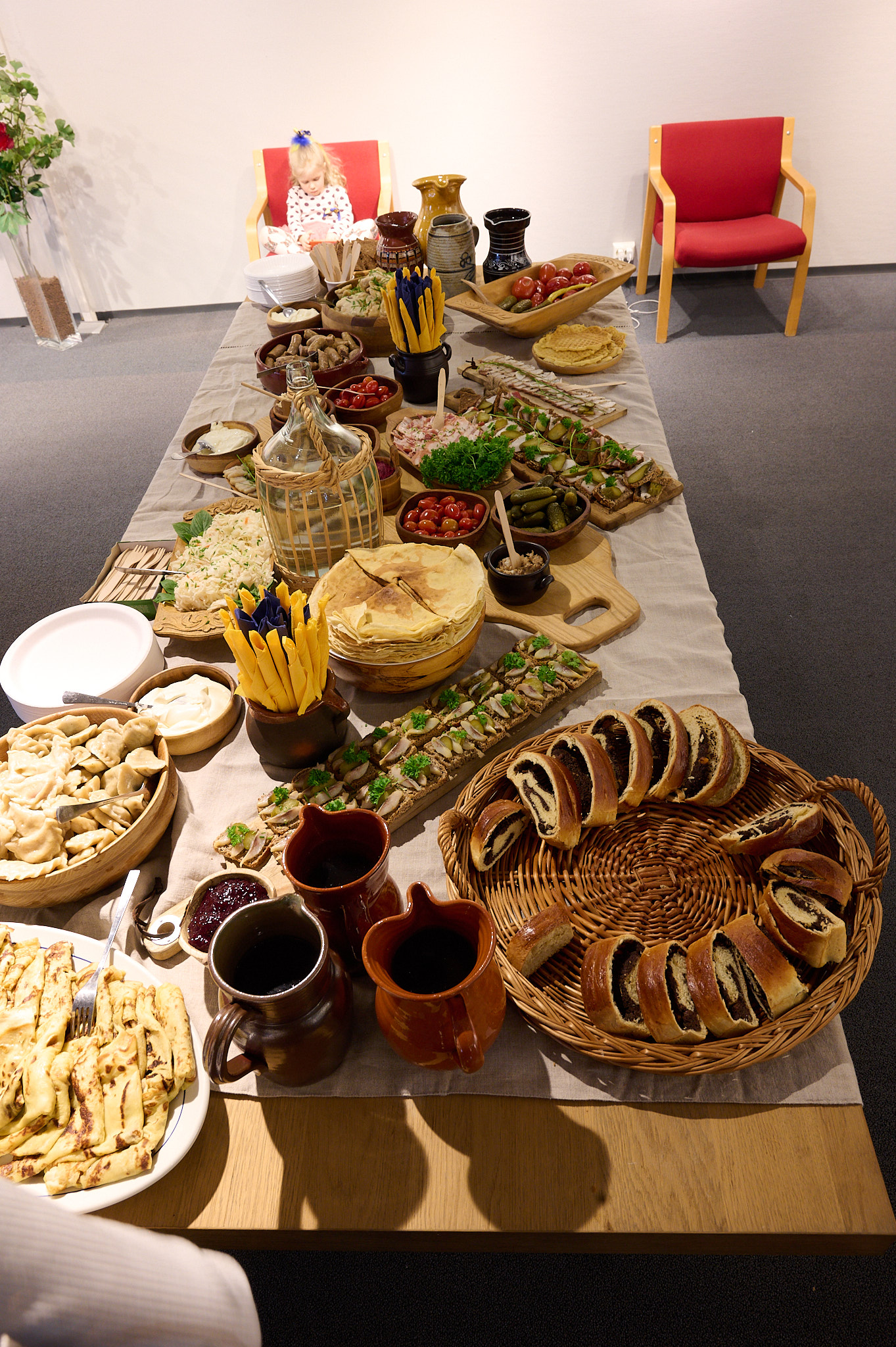 Frivillighetssentralen på Nøtterøy hadde åpnet kjøkkenet sitt for de ukrainske flyktningene. Resultatet ser vi her! Foto: Willy Fredriksen