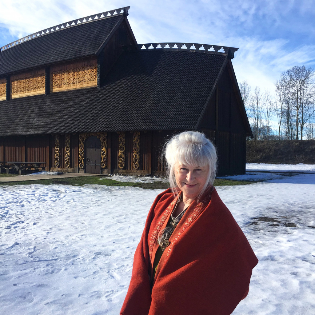 ARTIKKELFORFATTER: Bente P. Skogsaas fotografert ved Gildehallen på Borre/Midgard Vikingsenter. Drakten er dekorert med rekonstruert Oseberg brikkebånd 34D (Fig. 14). 
Foto: Elisabeth Bekkevard.