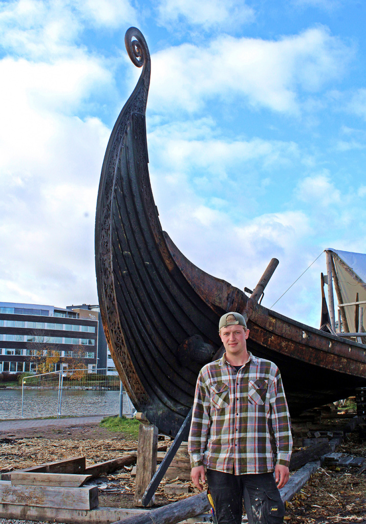 VIKINGSKIPBYGGER: Balke Poolman (21) kommer fra Hilversum i Nederland. Han er i Tønsberg for å jobbe som vikingskipbygger, og er med på å bygge fullskalareplikaen av Gokstadskipet.
Foto: Espen Jørgensen