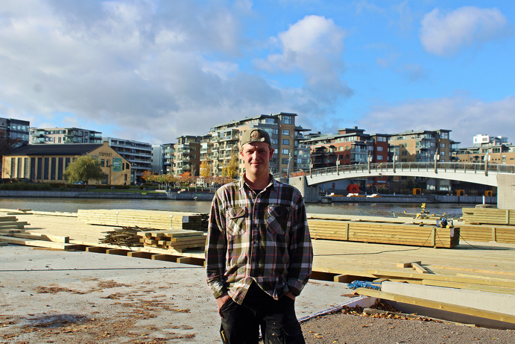 BYGGER BRYGGER: Akkurat nå er Balke Poolman med på å bygge det enorme bryggeområdet på Vikingodden, som også skal huse et formidlingssenter.
Foto: Espen Jørgensen