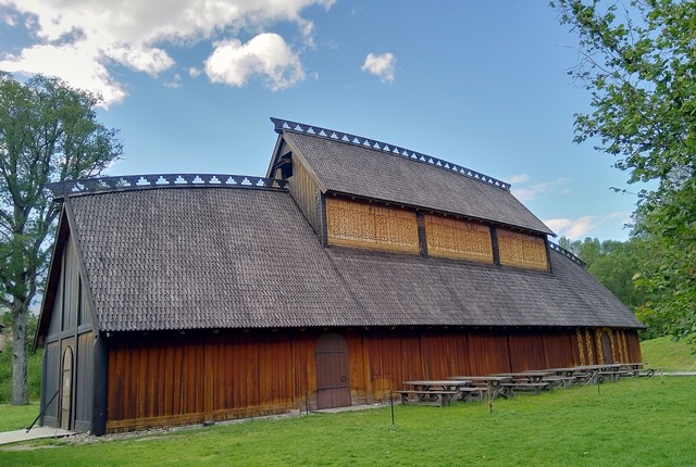 GILDEHALLEN: Perhaps the feast hall at the royal estate at Sem looked something like this when Eirik Bloodaxe set it ablaze. The picture shows the guild hall at Borre.
Photo: Espen Jørgensen