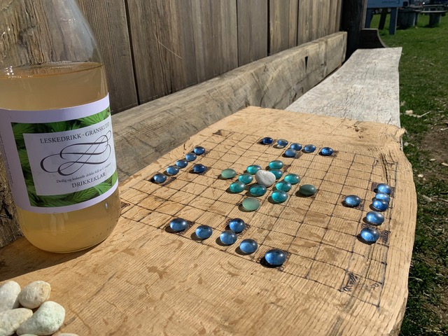 Hnefatafl with a strength-boosting drink – a beverage from Viking Culture based on spruce shoots. (Photo: Anette Krohn Henriksen)