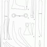 Fig. 26: Tegning av gjenstander funnet i en vikinggrav i 1933 på Ås i Gjerpen, Telemark. Datering ca. 840. Øksen (nr. 2), skjeboret (nr. 4) og skarøksen (nr. 5) kan være båtbyggerverktøy. (Fra: Waffen und Gräber, Anne Nørgård Jørgensen, 1999)