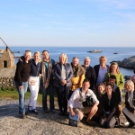 Team og hjelpere: Tjøme kommune inviterte både TV-team og gode hjelpere til middag på nasjonalparksenteret på Verdens Ende ved endt oppdrag. (Foto: Terje Bjerga/Færder Får)