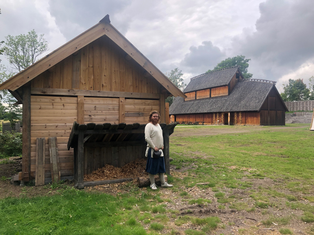 Guide Knut Roger Brekke ved Midgard Vikingsenter viser stolt fram den nye smia ved Vikinghallen.
Foto: Einar Chr. Erlingsen