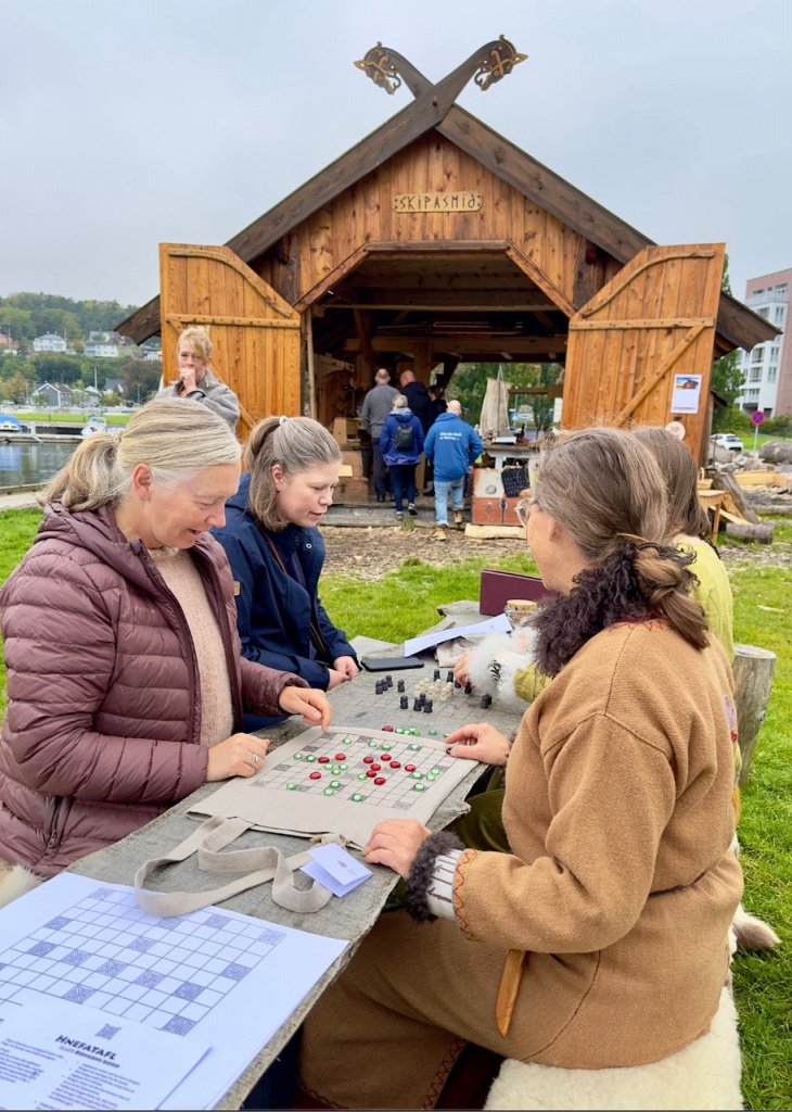 Ivrige spillere i Vikingparken. Foto: Steinar Hvitstein