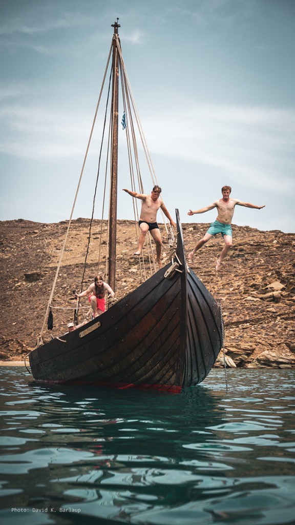 Dagens eventyrere og handelsmenn på vikingskipet Saga Farmann tar et velfortjent bad i de greske farvann.
Foto: David Kro Barlaup